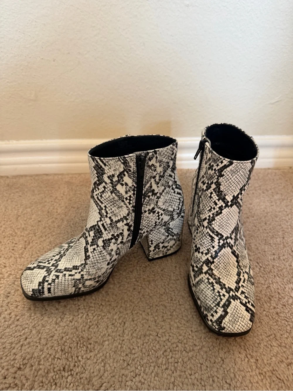 Mix no.6 Women’s Snake-Print Ankle Boots in Black and White - size 7
